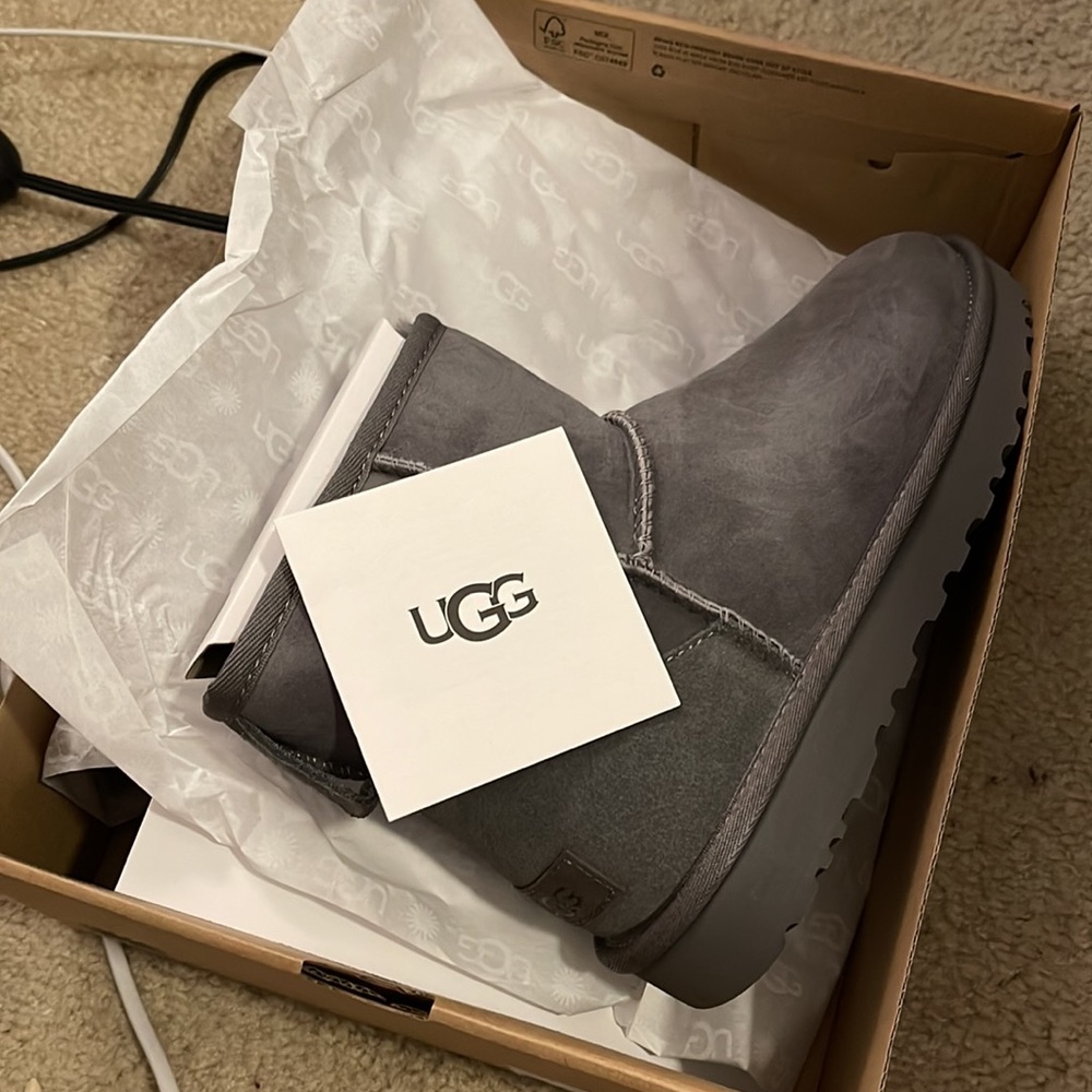 NWT Ugg boots Classic Mini II